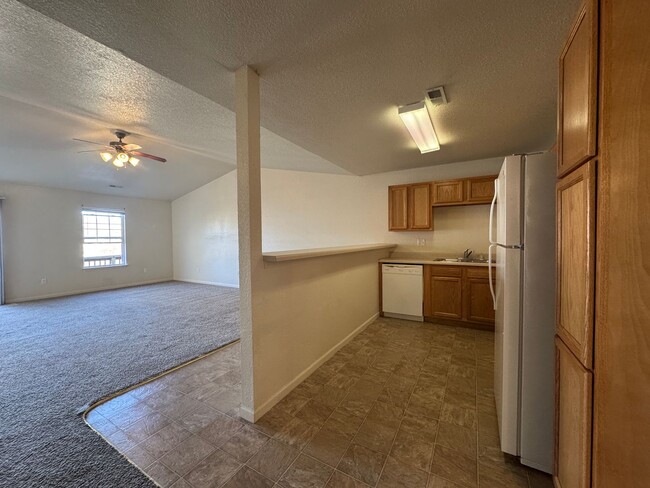 Building Photo - 3 Bed 2 Bath Duplex To Include Single Car ...