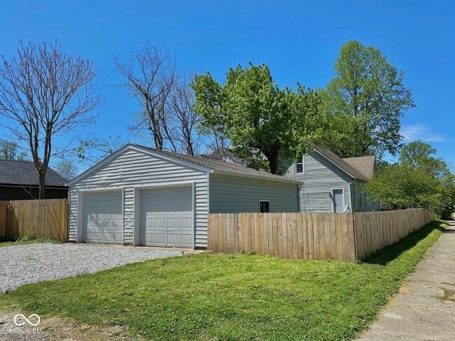 Building Photo - 853 N Temple Ave