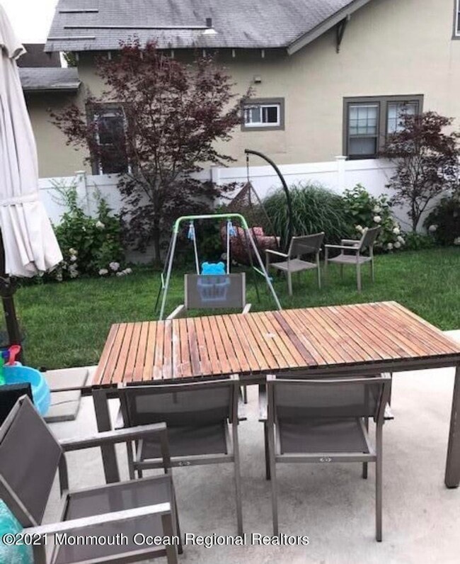 Building Photo - 975 Norwood Ave