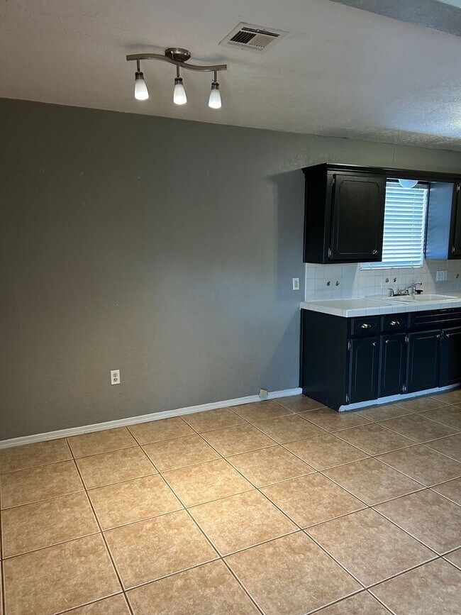 Building Photo - 3 bedroom, 1 3/4 baths NOW AVAILABLE in the Eisenhower School District!