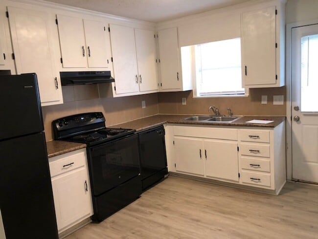 Building Photo - 2 bed 1 bath duplex in Watkinsville, Oconee County!