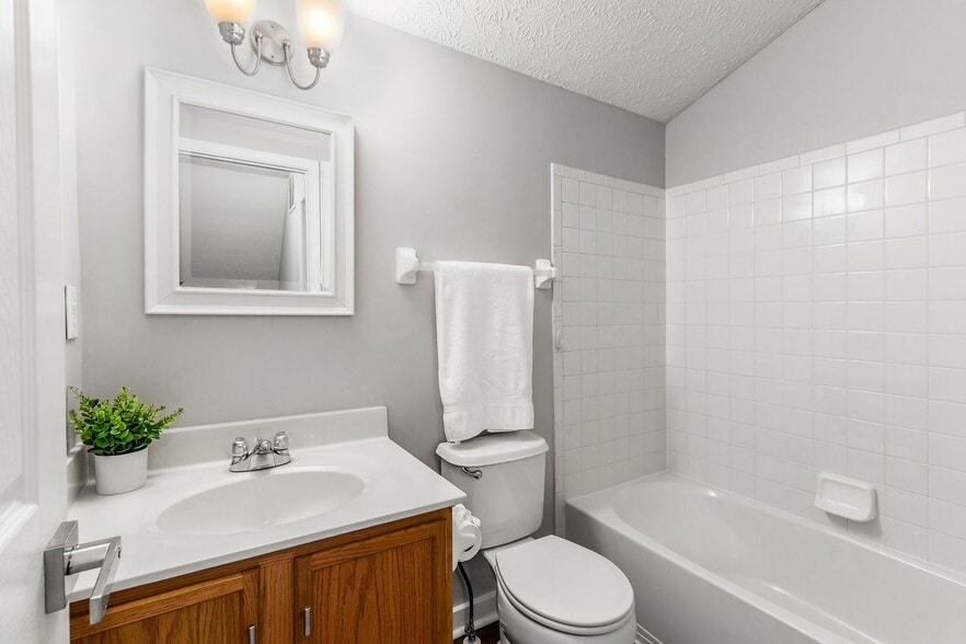 Full bathroom upstairs - 135 Hancock St