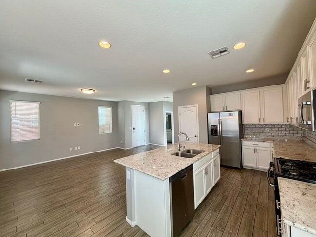 Building Photo - Fantastic two story single family house