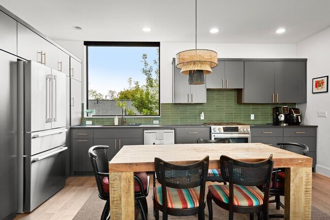 Building Photo - 3406 E 17th St