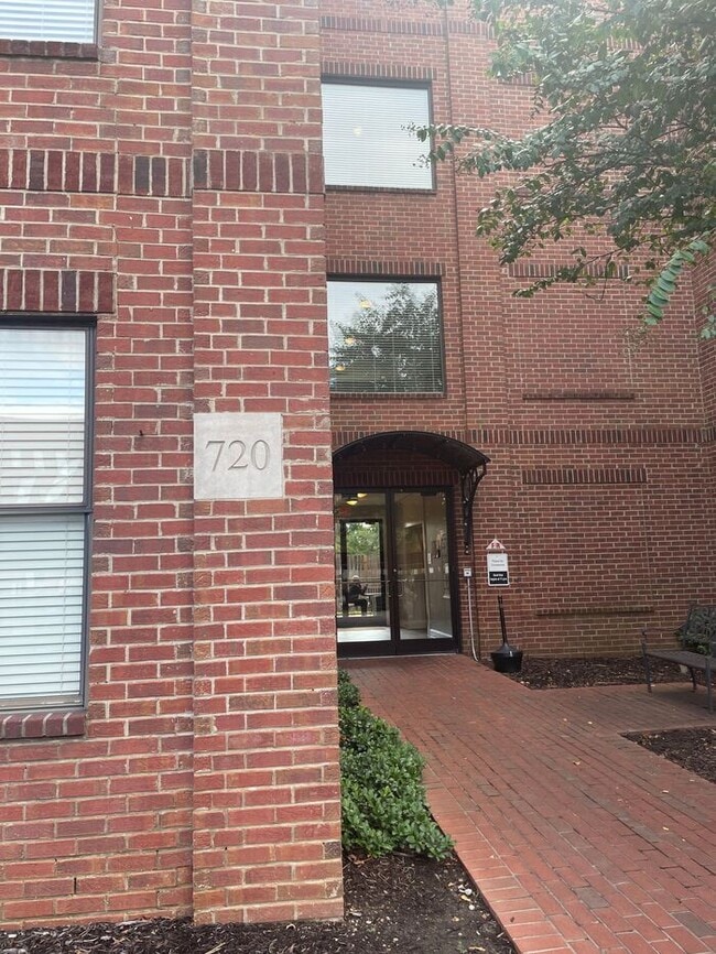 Building Photo - Downtown Studio Residence