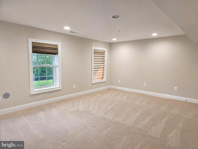 Building Photo - 3348 Burton Dr