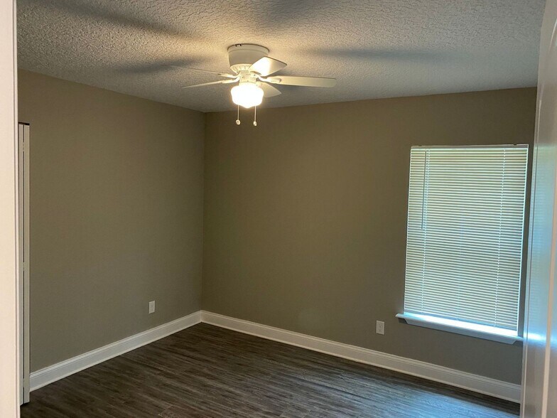Building Photo - 5357 Oak Trail Ln