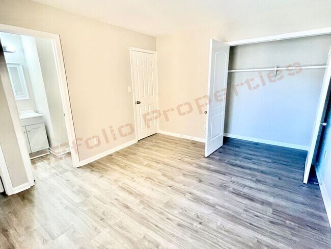 Building Photo - Carpetless 2 BD 1.5 Bath 2 Story Quadplex ...