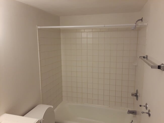 Building Photo - 14416 Parkvale Rd