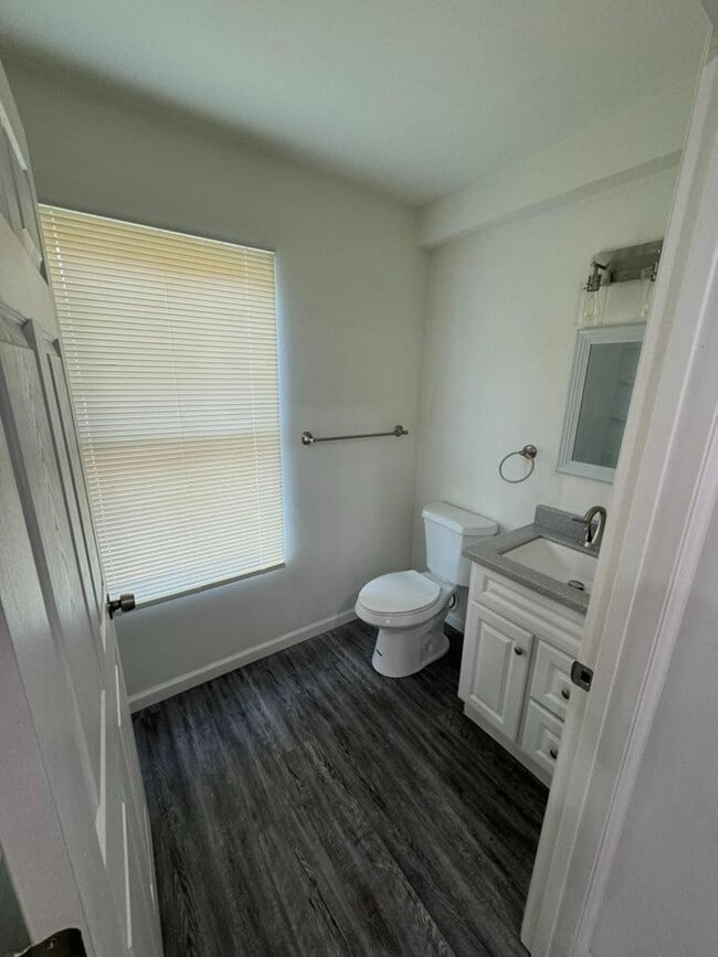 Building Photo - 618 Center St