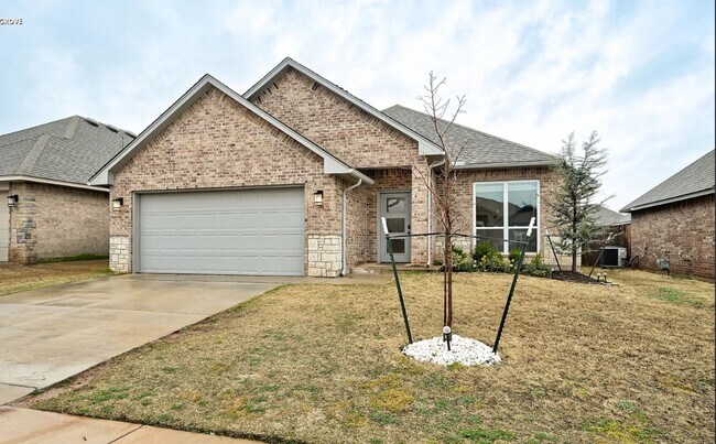Building Photo - 4 Bedroom 2 Bathroom home with all appliances included