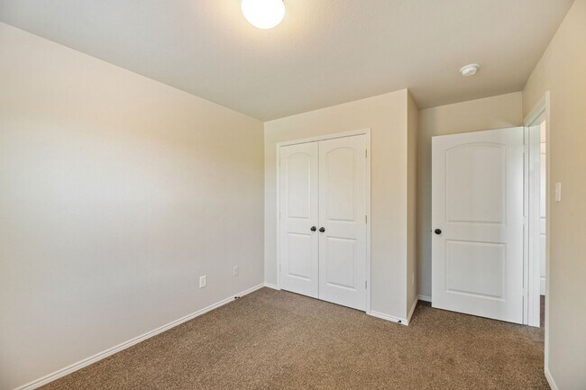 Building Photo - AVAILABLE NOW! Beautiful 3 Bedroom Duplex located in Lavon,Texas!