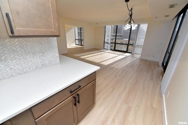 Building Photo - 123 SW Jefferson Ave