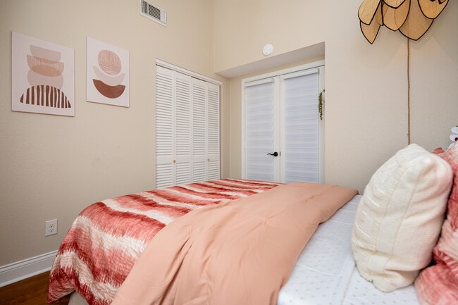 Building Photo - 20231 Linden Tree Dr