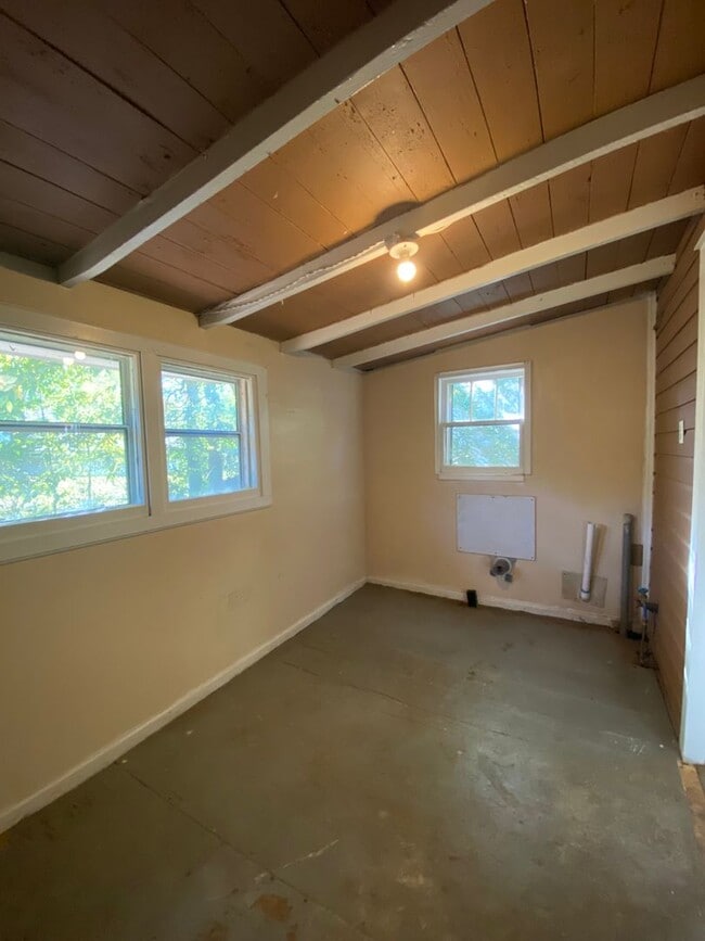 Building Photo - 210 E 28th St