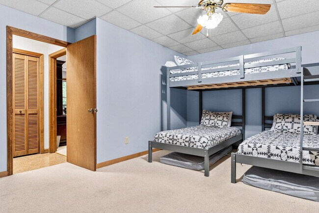 Building Photo - 723 Shorewood Cir