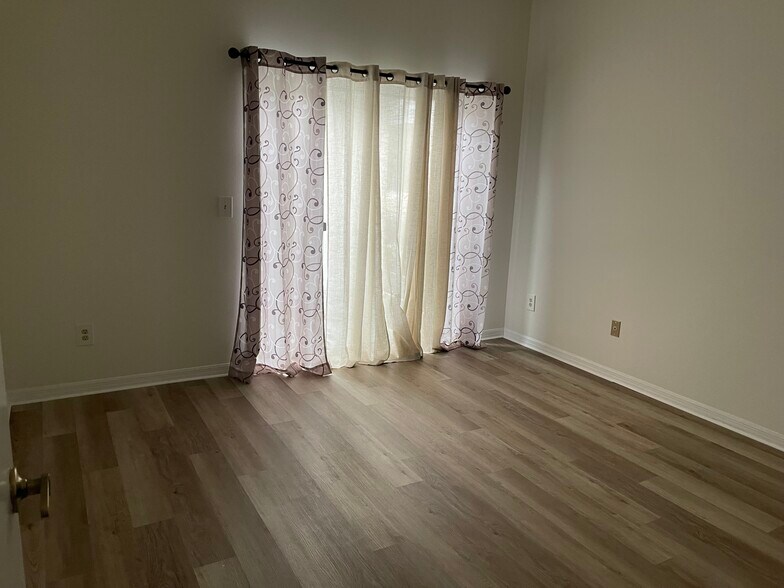 Building Photo - 5669 Parkview Lake Dr