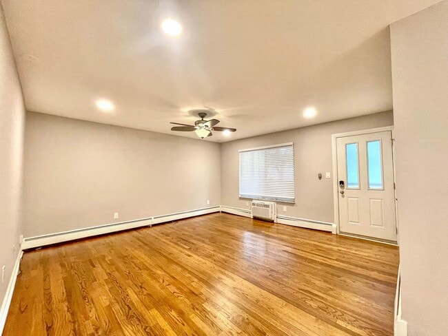 Building Photo - Birmingham Condo!