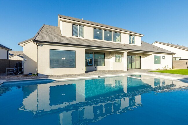 Building Photo - Brand New 6 Bed 4 Bath Rental with pool Near Sand Hollow!