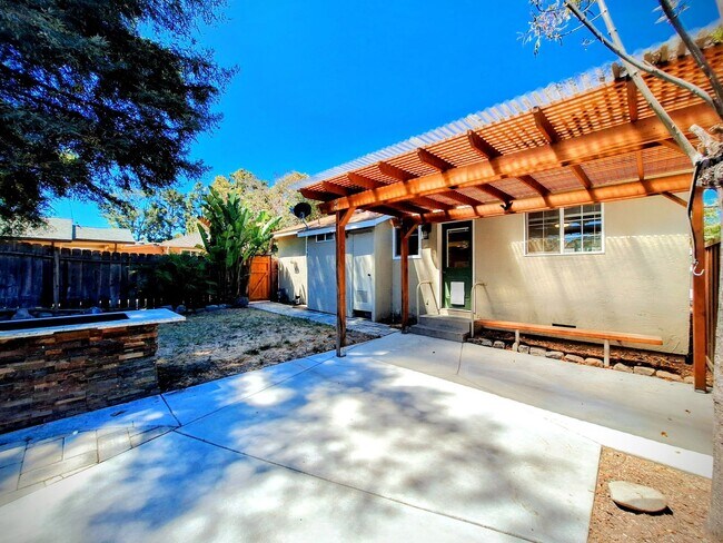 Building Photo - Country Style 3bd Home With Detached Garage