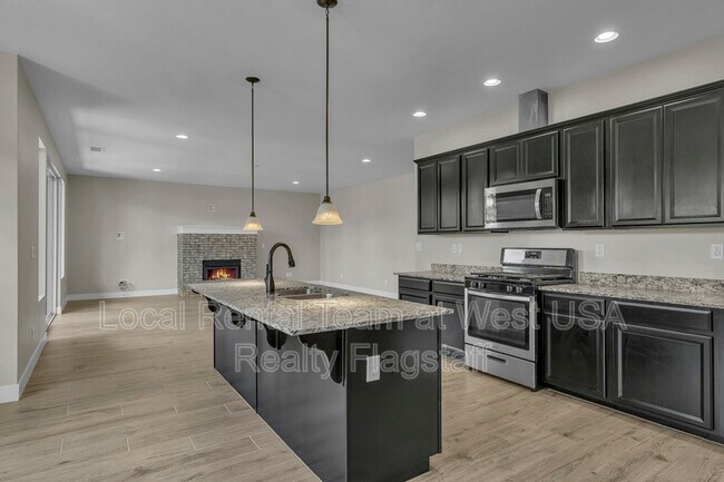 Building Photo - 781 N Forest View Dr