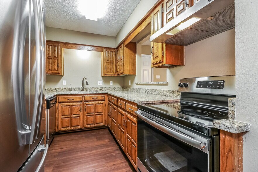 Building Photo - 520 E Lark Ct