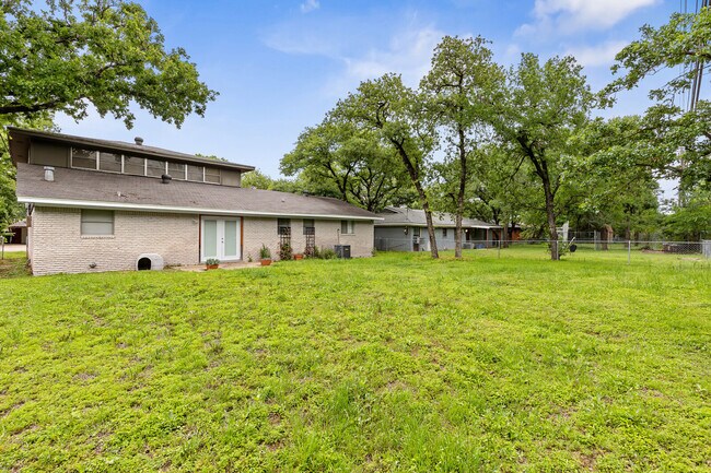 Building Photo - 326 S Barbara St