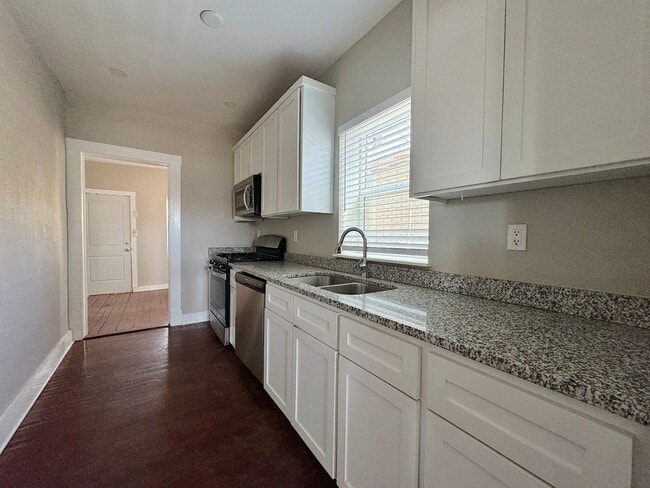 Building Photo - 2 bed w/REFRIG A/C and HUGE finished basem...