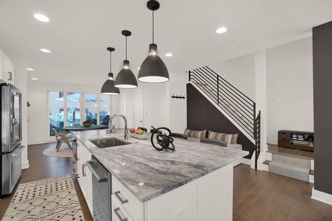 Building Photo - Stunning 3 Bed, 3 Bathroom Rental in the S...
