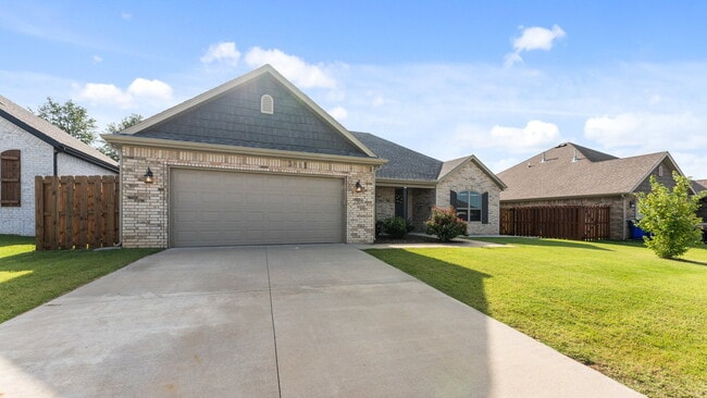Building Photo - Spacious 4-Bedroom Gem