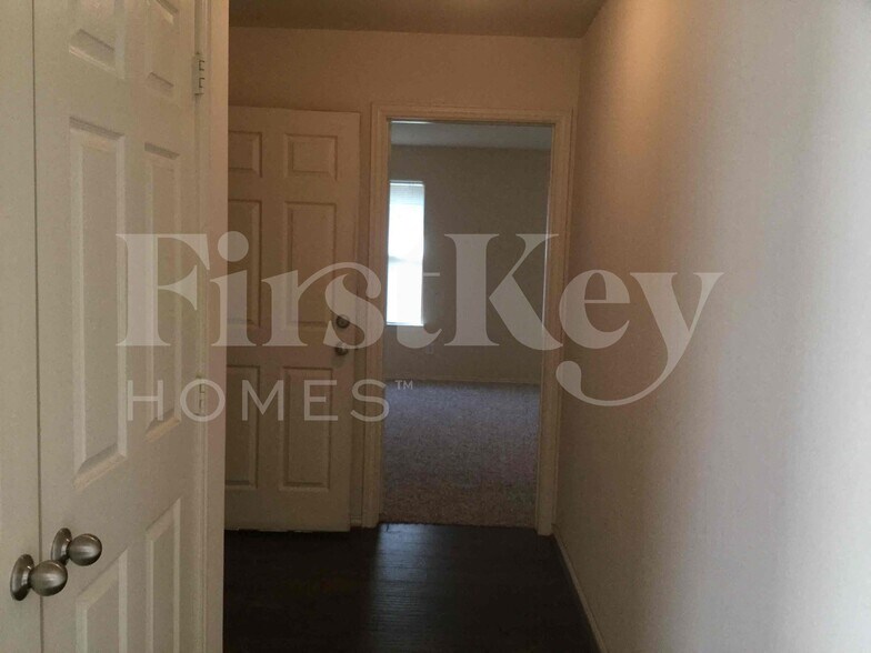 Building Photo - 611 Hilton Dr