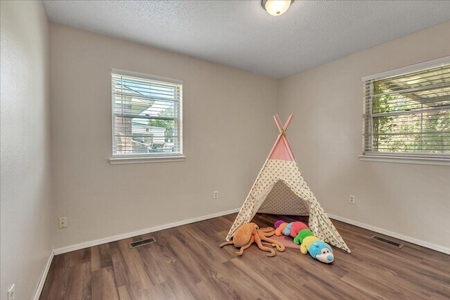 Building Photo - Lawn Care Included! 3 bed, 2 bath, 2 livings
