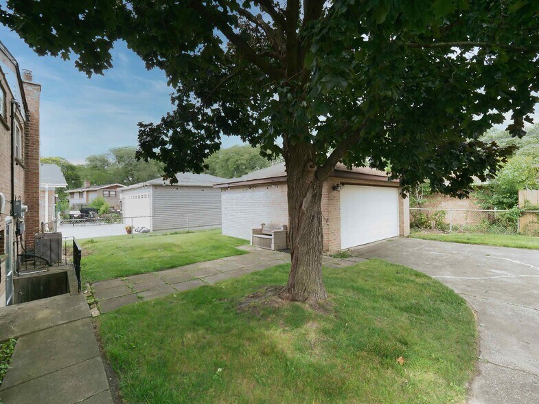 Nice yard - 10107 Lawrence Ct
