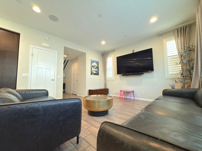 Building Photo - Beautiful 3 Bedroom in Private Community