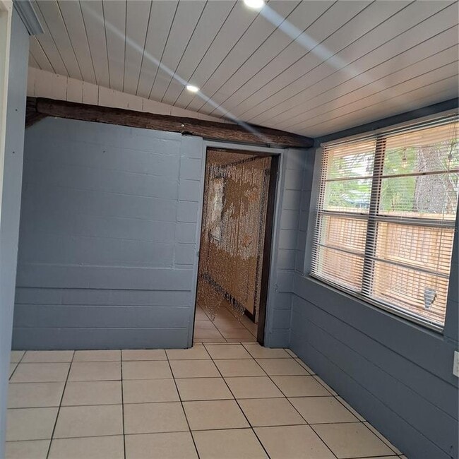 Building Photo - 627 61st Ave S