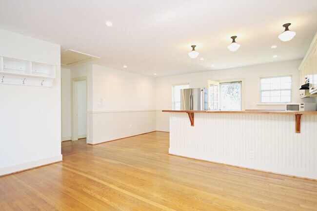 Building Photo - Charming Home With Fenced Yard