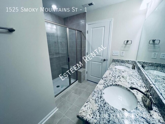 Building Photo - 1525 Smoky Mountains St