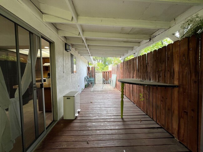 Building Photo - Pet friendly 2+1 w/private yard + in-unit laundry!