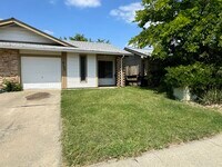 Building Photo - Adorable UPDATED 2bd/2bth duplex in Sacramento!