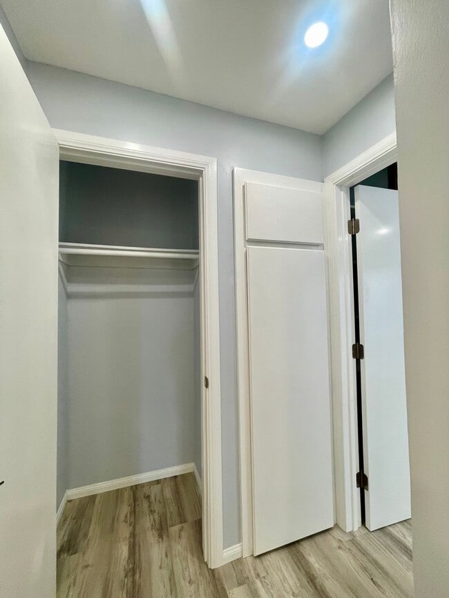 Building Photo - Del Mar Heights 1 br condo