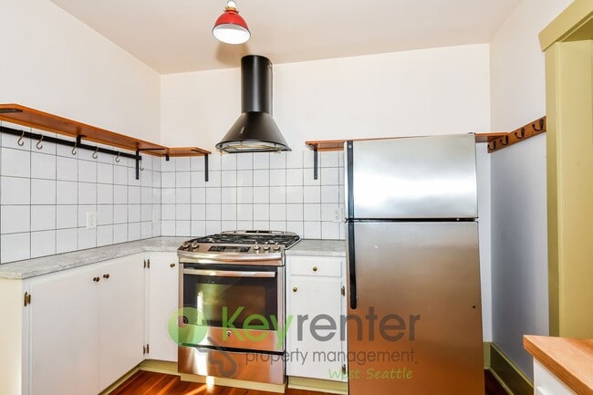 Building Photo - Executive Style 5 Bedroom with Garage and Outdoor Space