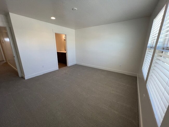 Building Photo - Brand New South Desert Townhome!