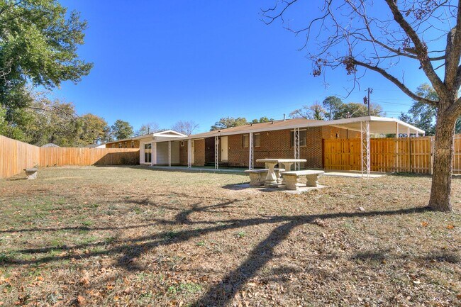 Building Photo - 4 Bedroom 1.5 Bathroom Home in Augusta