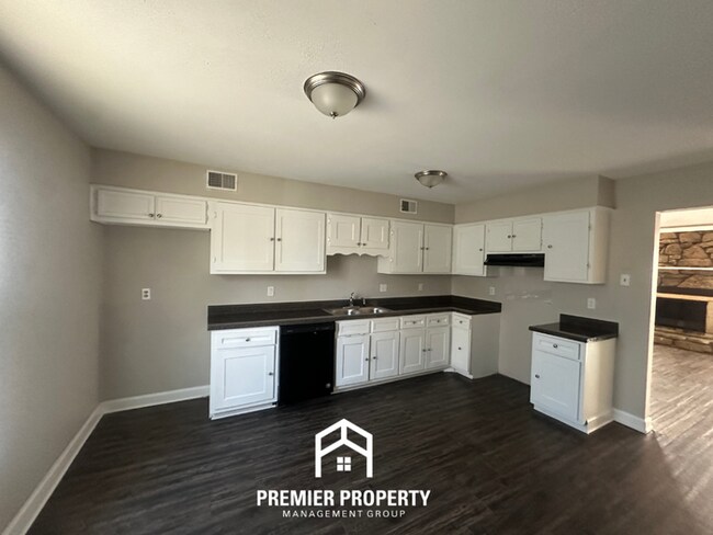 Building Photo - 6235 Shade Tree Dr