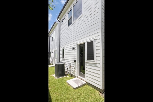 Building Photo - 5841 Dolores St