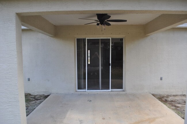 Building Photo - 3 Bedroom 2 Bath Home in Lehigh Woods