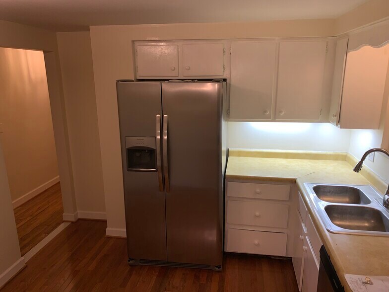 Building Photo - 4268 Sample Ct