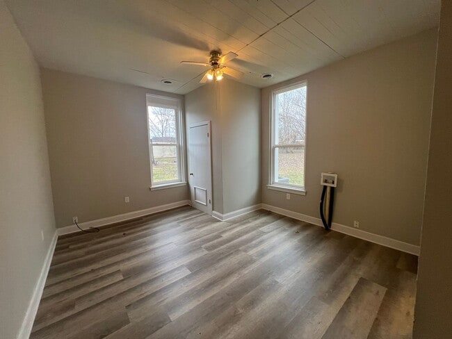 Building Photo - 2 Bedroom 1 Bath
