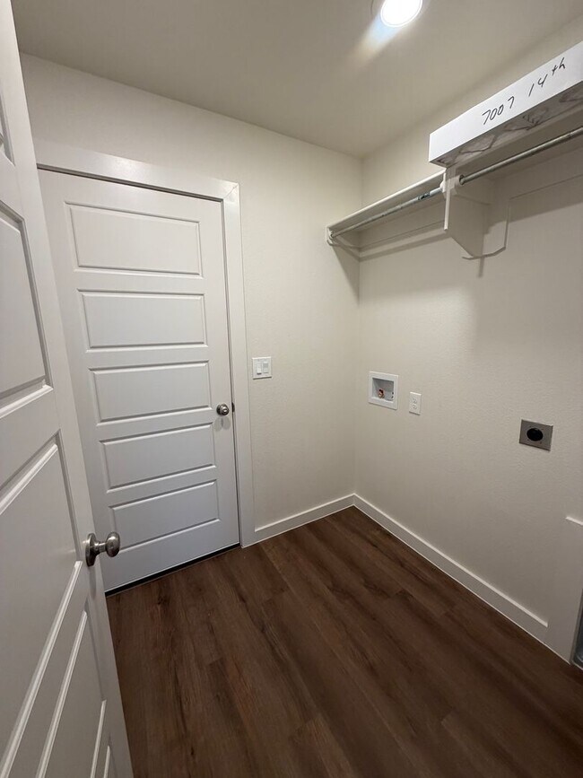 Building Photo - Harvest Neighborhood Beauty