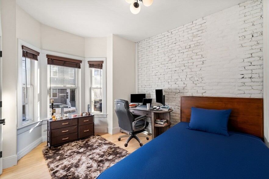 Building Photo - 309 Saratoga St